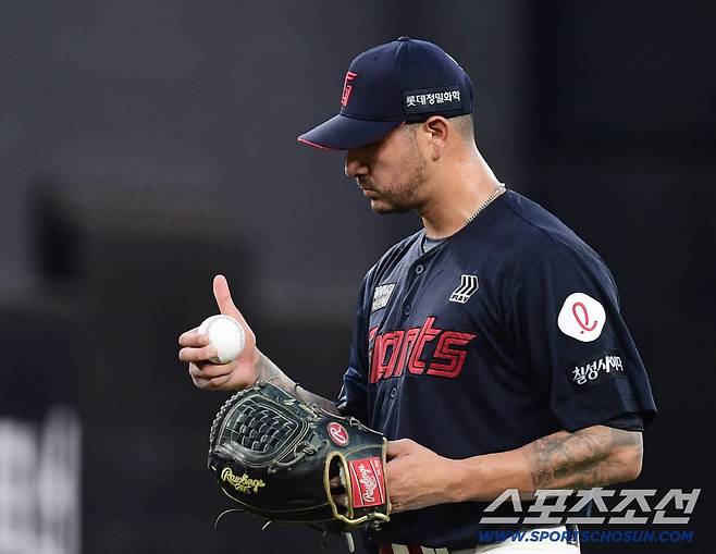 13일 대전 한화생명 볼파크에서 열린 한화 이글스와 롯데 자이언츠의 경기. 2회 5실점 후 포수에게 엄지를 치켜들고 있는 롯데 선발 벨라스케즈. 대전=송정헌 기자songs@sportschosun.com/2025.08.13/