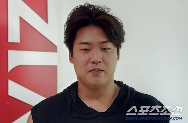 KT 위즈 강백호가 13일 글로벌 에이전시인 '파라곤스포츠인터내셔널'과 계약한 사실이 알려진 뒤 취재진과 인터뷰를 하고 있다. 수원=권인하 기자