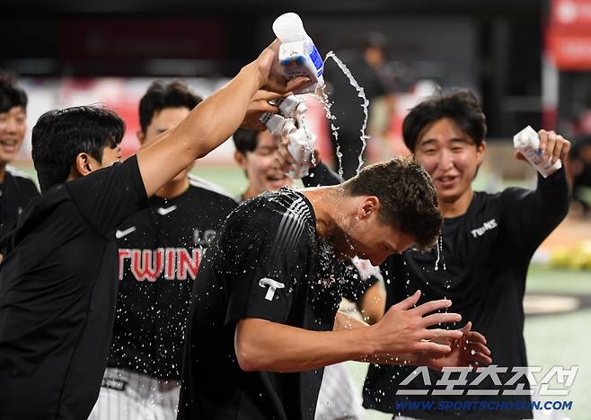 12일 수원KT위즈파크에서 열린 KBO리그 KT 위즈와 LG 트윈스의 경기. 데뷔전 승리를 거둔 LG 톨허스트가 물세례를 받고 있다. 수원=박재만 기자 pjm@sportschosun.com/2025.08.12/