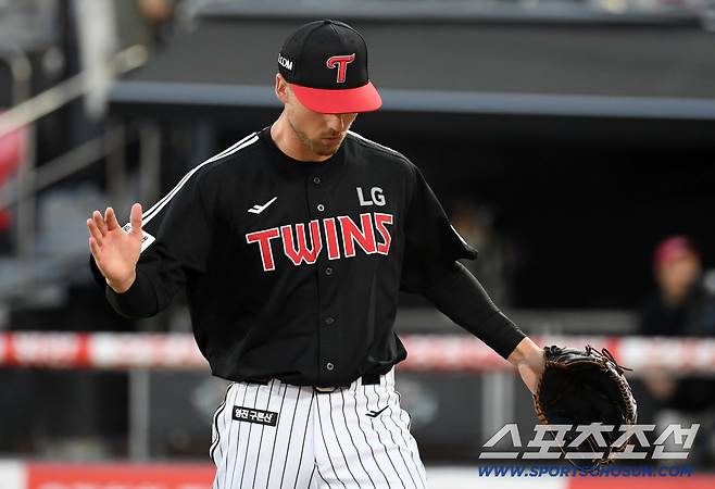 12일 수원KT위즈파크에서 열린 KBO리그 KT 위즈와 LG 트윈스의 경기. 3회말 LG 선발 톨허스트가 볼 3개로 이닝을 정리한 뒤 기뻐하고 있다. 수원=박재만 기자 pjm@sportschosun.com/2025.08.12/