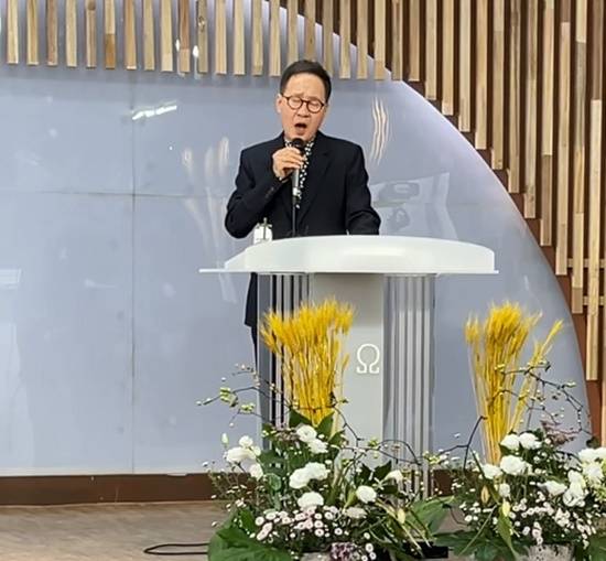 폐이식 수술 후 건강을 회복한 유열은 최근 교회 간증 자리에서 찬송가를 불렀다. 삐쩍 마르고 야윈 외모가 정상으로 돌아온 것은 물론 목소리도 완벽하게 되찾았다. /독자제공