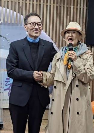 의료진들은 폐를 이식한 후 1년 동안 정상 유지되면 잘 적응한 것으로 판단한다고 하는데 유열은 1년이 지났다. 사망선고 직전까지 갔던 유열한테는 '기적'의 생환이라고 말할 수 있다. 사진은 2년전 뇌종양 투병 중인 연극배우 윤석화와 교회 간증 당시 모습. /온라인 커뮤니티