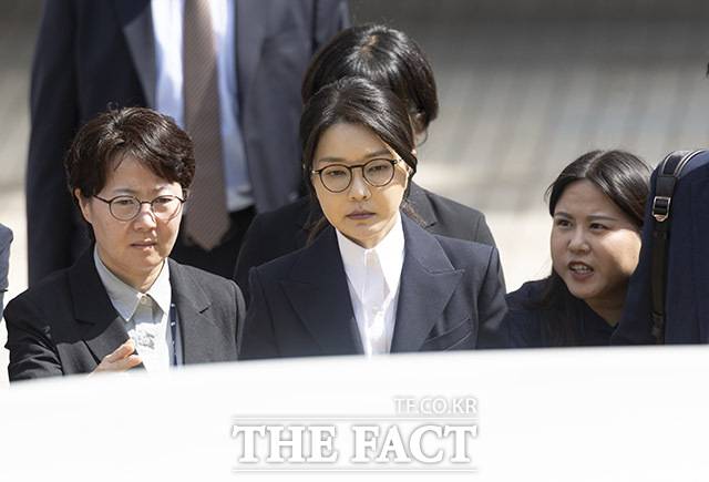 특검팀은 이날 오전부터 서울 성동구 21그램 사옥과 관련 회사 및 주거지 등에 대해 건설산업기본법 위반 등 혐의로 강제 수사에 나서는 등 관저 의혹 수사와 관련해서도 수사에 속도를 내는 모양새다. /사진공동취재단