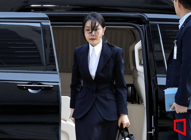 자본시장과 금융투자업에 관한 법률 위반, 정치자금법 위반, 특정범죄 가중처벌 등에 관한 법률 위반(알선수재) 등의 혐의를 받는 윤석열 전 대통령 부인 김건희 씨가 12일 오전 서울 서초구 서울중앙지법에서 열린 구속 전 피의자 심문(영장실질심사)에 출석하고 있다. 2025.08.12 사진공동취재단