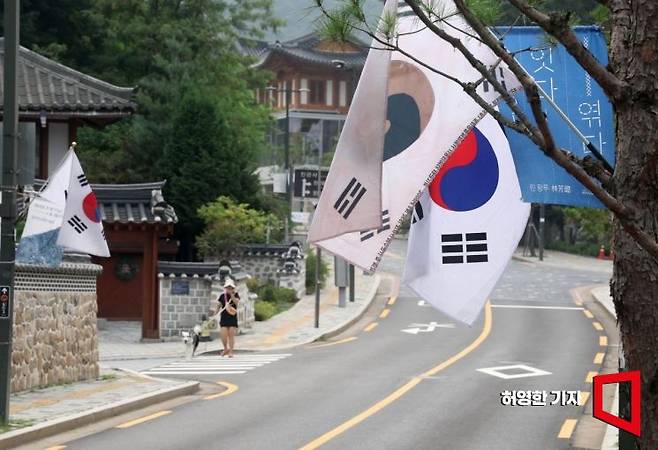 지난 2023년 광복절을 맞아 서울 은평구에서는 독립운동에 사용했던 태극기로 2009년 진관사 보수 중에 발견되어 '진관사 태극기'로 불리는 태극기와 일반 태극기를 관내 주요 도로에 함께 걸었다. 허영한 기자