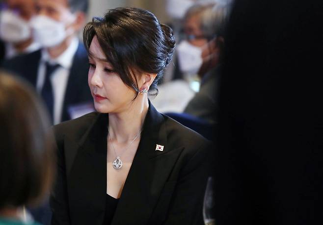 민중기 특별검사팀은 서희건설이 김건희 여사가 지난 2022년 6월 해외 순방 당시 착용했다가 재산 신고 누락 논란이 불거졌던 '반 클리프 앤 아펠' 목걸이를 직접 구매해 김 여사에게 전달했다는 자수서를 받았다고 12일 밝혔다./뉴시스