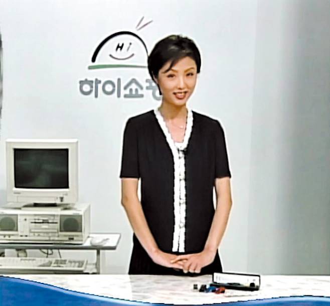 황금알 낳는 거위서 레드오션으로 - 30년 전인 1995년 8월 하이쇼핑(현 GS샵)에서 귀걸이형 라디오를 판매하고 있는 장면. 그때부터 가파르게 성장한 홈쇼핑 산업은 TV 시청 인구 감소와 주력 고객층의 고령화, 젊은 층의 외면 등으로 최근 위기를 맞고 있다. 소비자의 관심을 끌기 위해 잇따라 연예인을 쇼호스트로 섭외하는 등 다양한 대책을 내놓고 있다. /GS샵