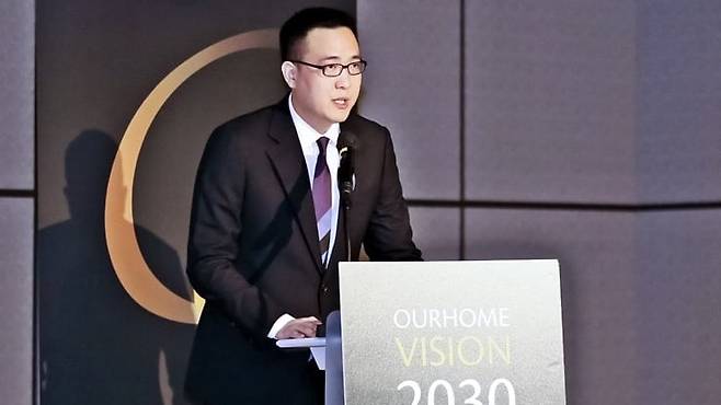 지난 5월 20일 서울 아워홈 본사에서 김동선 한화호텔앤드리조트 미래비전총괄 부사장이 아워홈 인수의 의미와 청사진에 대해 설명하고 있다. /아워홈 제공