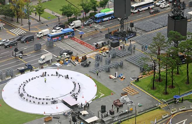 광복절을 이틀 앞둔 13일 서울 광화문광장이 광복절 행사 및 국민임명식 행사 준비로 분주하다. /연합뉴스