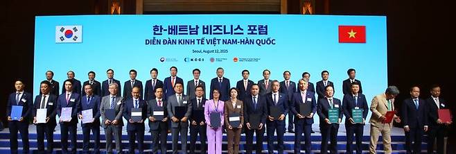 지난 12일 서울 롯데호텔에서 열린 한-베트남 비즈니스 포럼에서 하나투어 송미선 대표이사(앞줄 오른쪽부터 9번째)가 기념촬영을 하고 있다. ⓒ하나투어