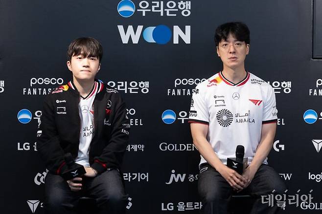 '케리아' 류민석(왼쪽)과 김정균 T1 감독이 13일 서울 종로구 LCK 아레나에서 열린 2025 LoL 챔피언스 코리아 정규 시즌 4라운드 경기를 마치고 기자들에게 소감을 밝히고 있다. ⓒ데일리안 황지현 기자