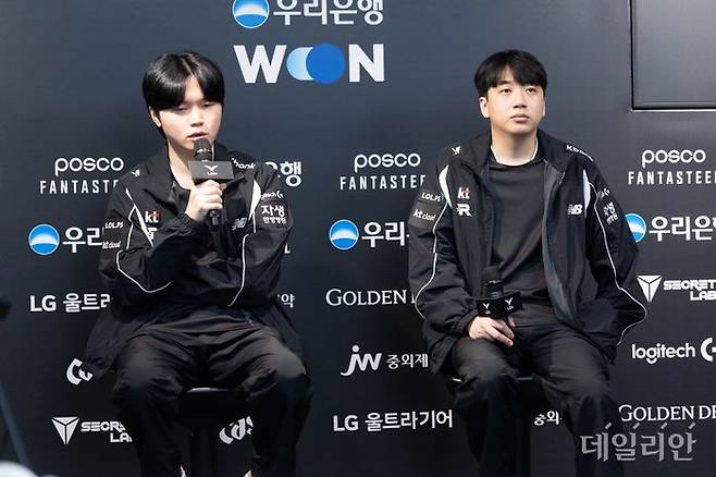'비디디' 곽보성(왼쪽)과 고동빈 KT 롤스터 감독이 13일 서울 종로구 LCK 아레나에서 열린 2025 LoL 챔피언스 코리아 정규 시즌 4라운드 경기를 마치고 기자들에게 소감을 밝히고 있다. ⓒ데일리안 황지현 기자