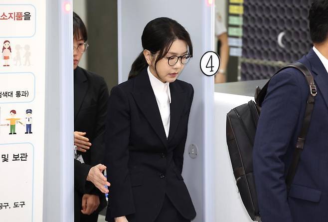 윤석열 전 대통령 배우자 김건희 여사가 12일 오후 서울 서초구 서울중앙지방법원에서 자본시장법과 알선수재, 정치자금법 위반 혐의에 대한 구속 전 피의자 심문(영장실질심사)을 마치고 법정을 나서고 있다. 2025.8.12/뉴스1 ⓒ News1 사진공동취재단