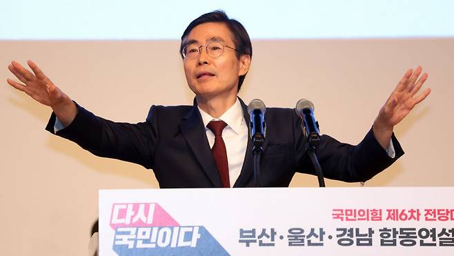 조경태 국민의힘 당대표 후보가 12일 오후 부산 해운대구 벡스코 오디토리움에서 열린 국민의힘 제6차 전당대회 부산·울산·경남 합동연설회에서 정견발표에 앞서 장내 소란 중단을 요구하고 있다. (공동취재) 2025.8.12/뉴스1