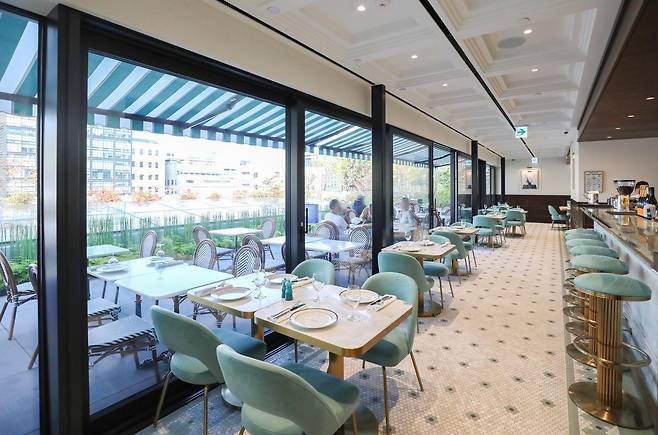 지난해 5월 성수동에 오픈한 한섬의 ‘키스 서울’에서는 쇼핑과 F&B를 동시에 즐길 수 있다. 한섬 제공