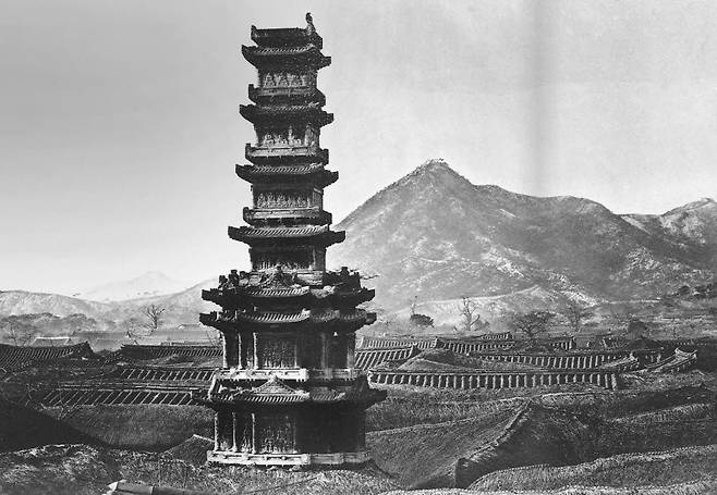 서울 종로구 탑골공원 조성 전인 19세기 말, 해당 터에 원각사지 십층석탑과 민가들이 들어선 모습. 사진 출처 서울역사편찬원