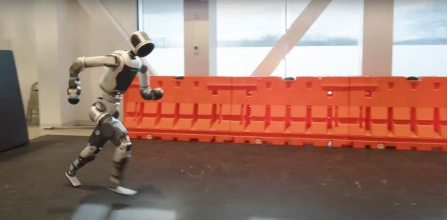 보스턴 다이내믹스의 휴머노이드 로봇 아틀라스가 AI 강화 학습을 통해 새롭게 터득한 동작을 시연하고 있다. 보스턴 다이내믹스 유튜브 캡처