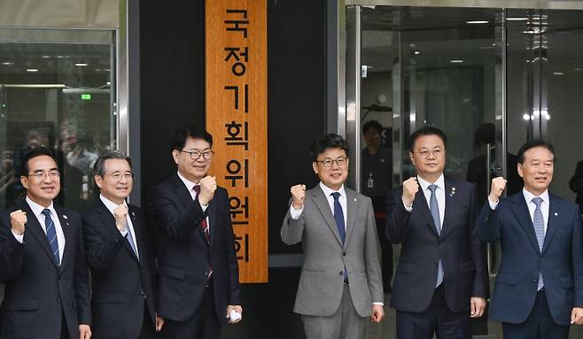 이한주(왼쪽 세 번째) 국정기획위원장과 국정기획위원회 진성준, 김용범, 방기선 부위원장 등 참석자들이 지난 6월 서울 종로구 정부서울청사 창성동 별관에서 열린 국정기획위원회 현판식에서 현판 제막을 마친 후 기념촬영을 하고 있다. (공동취재) 2025.6.16/뉴스1 ⓒ News1 신웅수 기자 /사진=뉴스1