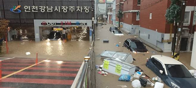 인천지역에 집중호우가 내린 13일 인천 서구 인천강남시장 주차장이 침수돼 있다. 뉴스1