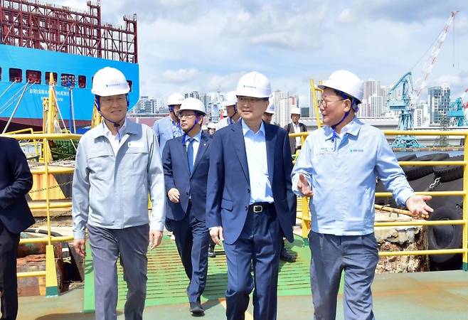 조현 외교부 장관(앞줄 왼쪽 두번째)이 13일 HD현대중공업 울산조선소를 방문해 조석 HD현대 부회장(앞줄 왼쪽 세번째)과 이상균 HD현대중공업 대표(앞줄 왼쪽 첫번째)의 안내를 받으며 차세대 이지스 구축함 건조 현장을 둘러보고 있다. HD현대 제공