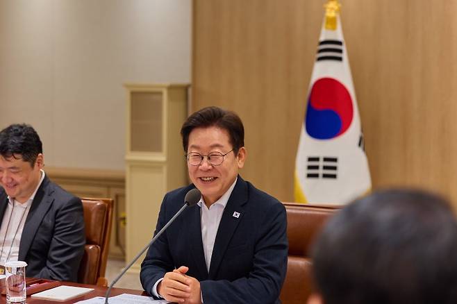 이재명 대통령이 13일 서울 용산 대통령실 청사에서 열린 나라재정 절약 간담회에서 발언을 하고 있다. 뉴스1