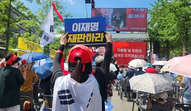 윤석열 전 대통령 지지자들이 9일 서울 서초구 서울중앙지방법원 앞에서 윤 전 대통령 재구속에 반대하는 집회를 벌이고 있다. 장종우 기자 whddn3871@hani.co.kr