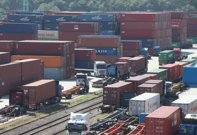 2016년 10월 경기 의왕 내륙컨테이너기지(ICD)에 컨테이너들이 운송을 기다리는 모습. 의왕/신소영 기자 viator@hani.co.k