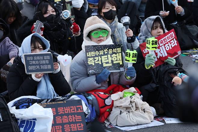 ‘12·3 내란사태’를 일으킨 내란죄 피의자 윤석열 대통령에 대한 탄핵소추안 2차 표결이 진행된 2024년 12월14일 오후 서울 여의도 국회 앞에 모인 시민들이 ‘윤석열 탄핵’ 등 구호를 외치고 있다. 김영원 기자 forever@hani.co.kr