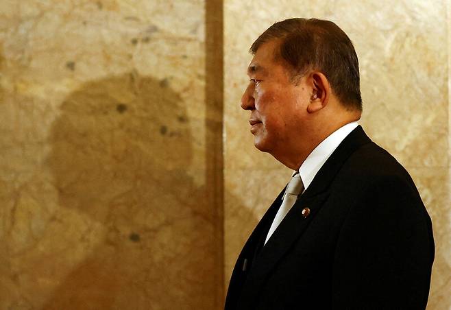 이시바 시게루 일본 총리가 지난 1일 일본 국회 개회식에 참석하기 걸어가고 있다. REUTERS 연합뉴스