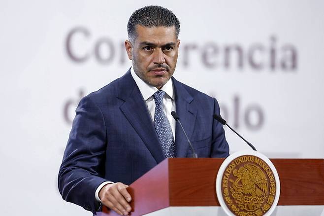 12일 멕시코 정부의 일일 아침 기자회견에서 오마르 가르시아 아르푸치 멕시코 보안·시민보호부 장관이 발언하는 모습. EPA연합뉴스