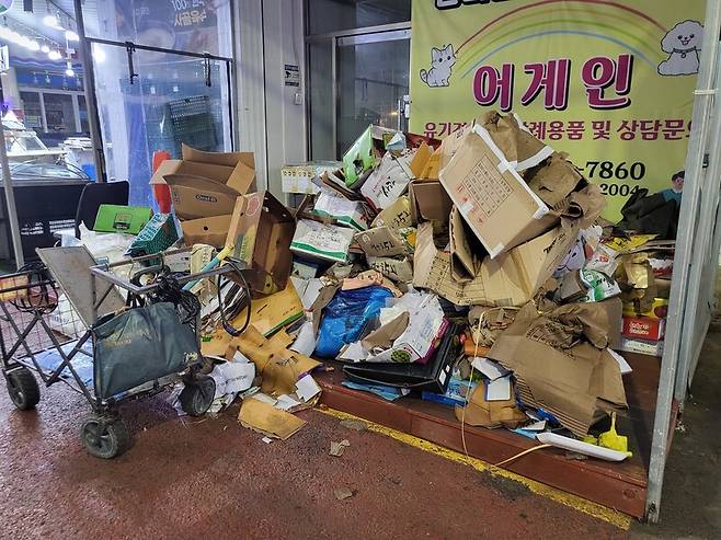 인천시 서구 석남동 강남시장에 13일 오후 물에 젖은 상자 등이 쌓여 있다. 이승욱 기자