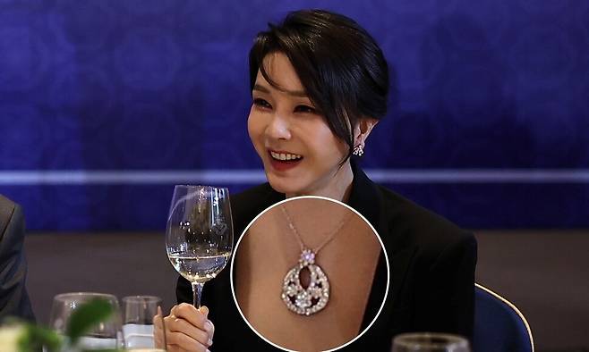 윤석열 전 대통령의 부인 김건희 여사가 2022년 6월29일(현지시각) 스페인 마드리드의 한 호텔에서 열린 스페인 동포 만찬간담회에 참석해 대화를 나누고 있다. 대통령실 제공