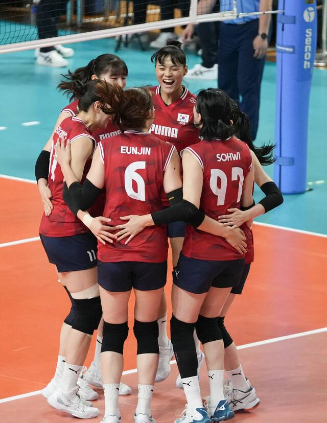 한국 여자배구 대표팀이 13일 경남 진주체육관에서 열린 2025 코리아인비테이셔널 진주 국제여자배구대회 프랑스와 경기에서 득점한 뒤 기뻐하고 있다. 대한배구협회 제공