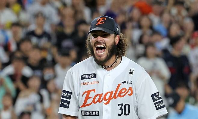 한화 이글스 코디 폰세가 12일 대전 한화생명 볼파크에서 열린 롯데 자이언츠와 안방 경기에서 5회 승리 투수 요건을 갖춘 뒤 환호하고 있다. 연합뉴스