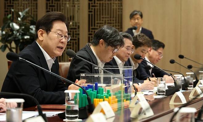 이재명 대통령이 13일 서울 용산 대통령실 청사에서 열린 ‘나라재정 절약 간담회’에서 발언하고 있다. 대통령실통신사진기자단