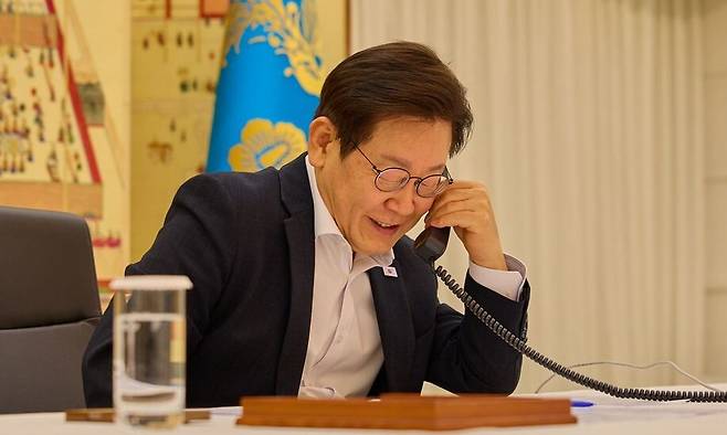 이재명 대통령이 13일 서울 한남동 관저에서 무함마드 빈살만 사우디아라비아 왕세자 겸 총리와 전화 통화를 하고 있다. 대통령실 제공