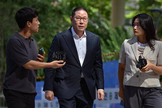 조현상(가운데) HS효성 부회장이 김건희 여사 '집사 게이트' 관련 의혹의 조사를 위해 4일 서울 종로구 KT 광화문빌딩 웨스트에 마련된 민중기 특별검사팀 사무실로 출석하고 있다. 하상윤 기자