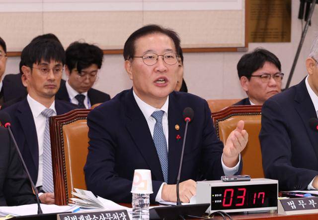 박성재 전 법무부 장관이 지난해 12월 6일 오후 국회 법제사법위원회 전체회의에서 의원 질의에 답변하고 있다. 연합뉴스