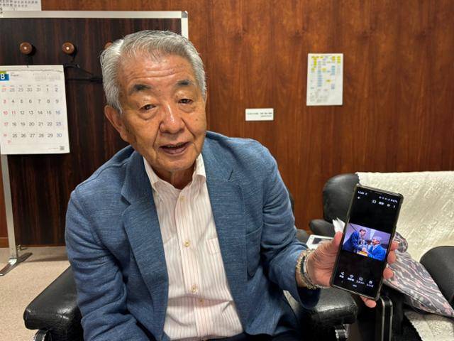 권준오 재일본대한민국민단(이하 민단) 히로시마본부 한국원폭피해자대책특별위원장이 지난 8일 일본 히로시마현 히로시마시 본부에서 요르겐 와트너 프리드네스 노벨위원회 위원장과 찍은 사진을 보여주고 있다. 히로시마=류호 특파원