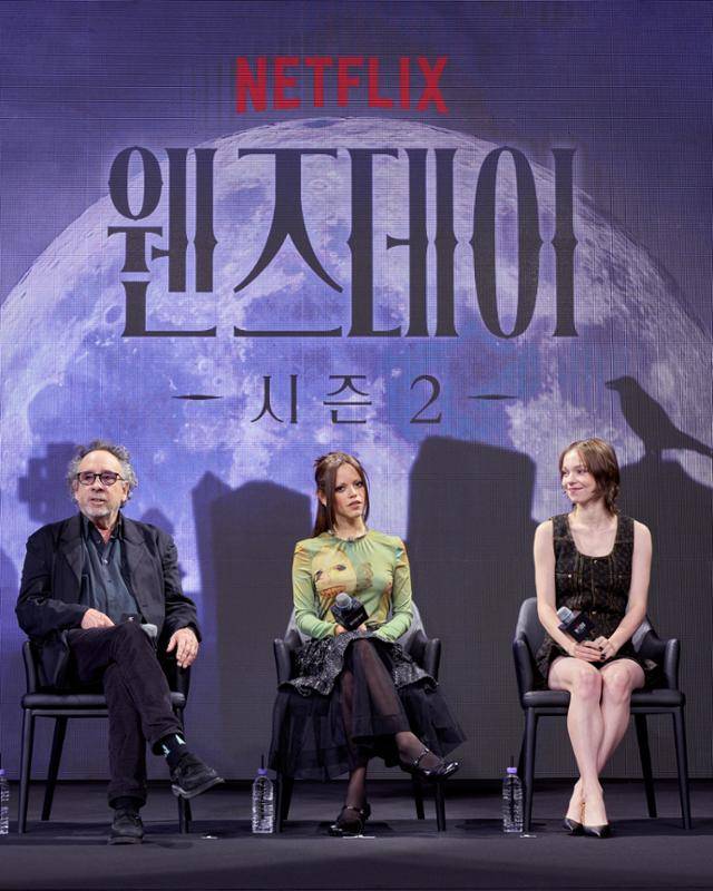 팀 버튼(왼쪽부터) 감독과 제나 오르테가, 에마 마이어스가 11일 서울 종로구 포시즌스호텔에서 열린 넷플릭스 시리즈 ‘웬즈데이’ 시즌2 내한 기자간담회에서 질문에 답변하고 있다. 넷플릭스 제공