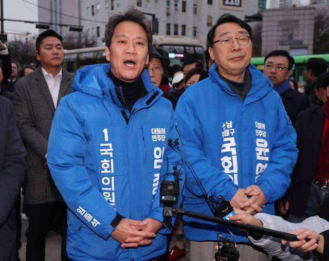 지난해 4월 총선을 앞두고 더불어민주당의 전략지역구인 서울 중·성동갑에서 공천 배제된 임종석(왼쪽) 전 청와대 비서실장이 같은 해 2월 28일 윤영찬 의원과 함께 서울 성동구 왕십리역 광장에서 취재진 질문에 답하고 있다. 이날 임 전 실장은 당 지도부에 서울 중·성동갑에 자신을 컷오프(공천배제)하고 전현희 전 국민권익위원장을 전략공천한 결정을 재고해달라고 촉구했다. 연합뉴스