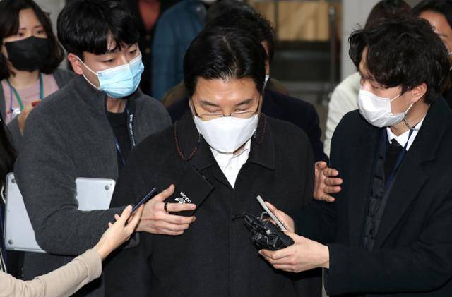 이재명 정부 출범 후 처음으로 단행되는 광복절 특별사면·복권 대상에 포함된 홍문종(가운데) 전 친박신당 대표. 한국일보 자료사진