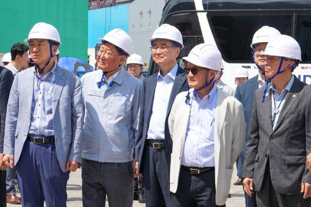 외교부와 HD현대는 13일 울산 HD현대중공업 본사에서 조석 부회장과 이상균 대표, 조현 외교부 장관, 조셉 윤 주한미국대사대리, 김석기 국회 외교통일위원회 위원장, 김기현 APEC 정상회의 지원 특별위원회 위원장 등이 참석한 가운데 한·미 조선 협력 강화를 위한 방안을 논의했다고 밝혔다. 외교부 제공