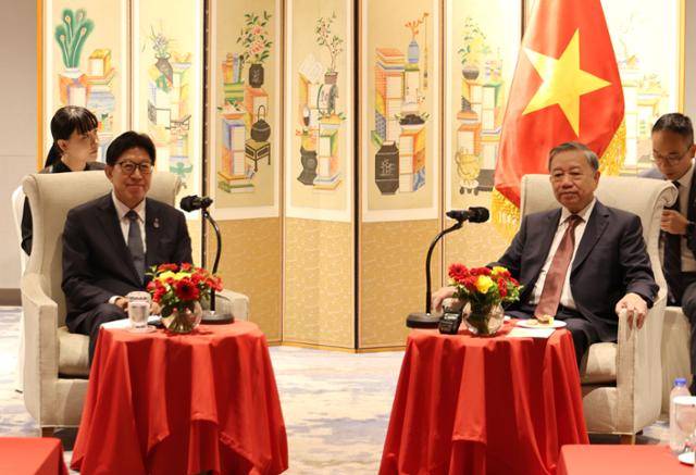 박형준 부산시장이 13일 국빈 방문 일정 중 하나로 부산 부산진구 롯데호텔에서 열린 주부산베트남총영사관 개관식에 참석한 또 럼 베트남 공산당 중앙집행위원회 서기장을 접견하고 있다. 연합뉴스