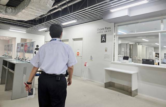 지난 7일 일본 나리타국제공항 출입국당국 관계자가 이국언 일제강제동원시민모임 이사장의 여권을 빼앗아 손에 쥐고 조사실로 향하고 있다. 일제강제동원시민모임 제공