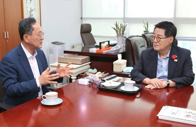 13알 명현관 해남군수와 박지원(오른쪽) 의원은 'RE100 국가산단 조성' 관련 논의하고 있다. 해남군 제공