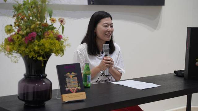 현대미술가 이피 작가가 13일 서울 종로구 아트스페이스3에서 열린 '이피세世' 출간 기념 기자간담회에서 자신의 작품 세계에 대해 설명하고 있다. 난다 제공