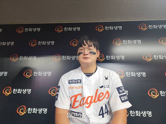 김서현이 12일 대전 롯데전에서 세이브를 올린 뒤 취재진과 인터뷰를 하고 있다. IS포토