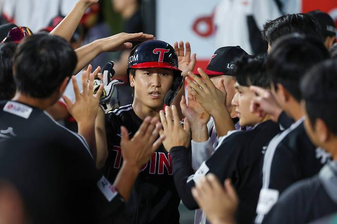 LG 구본혁이 12일 수원 KT전 득점 후 동료들의 축하를 받고 있다. 구단 제공