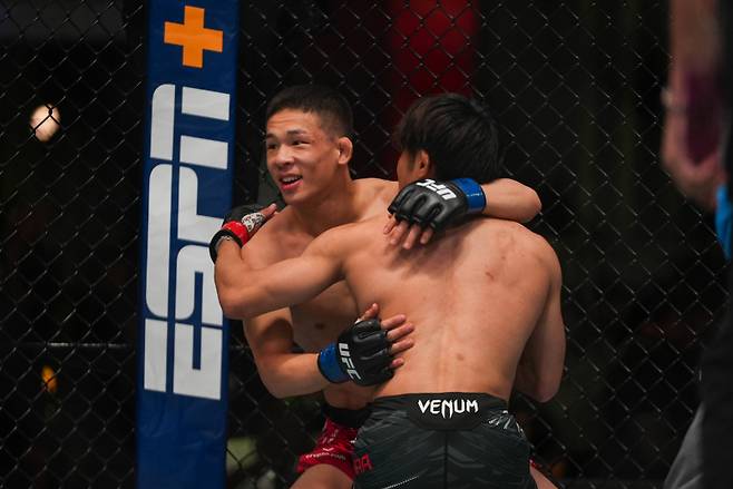 박현성(뒤)과 타이라가 경기 후 포옹하고 있다. 사진=UFC